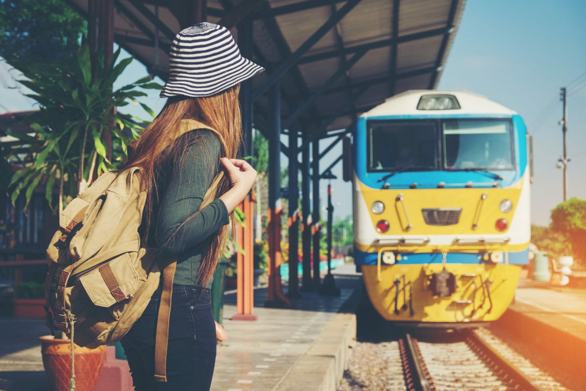 Bahnsteig, Zug Shutterstock 533677588 Zugreisen